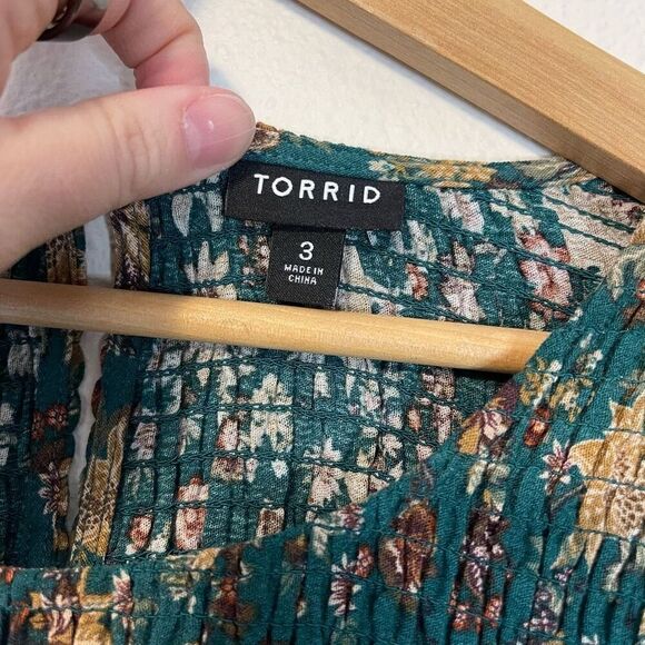 Torrid Peplum Crinkle Gauze Smocked Floral Blouse Size 3 - Picture 3 of 8